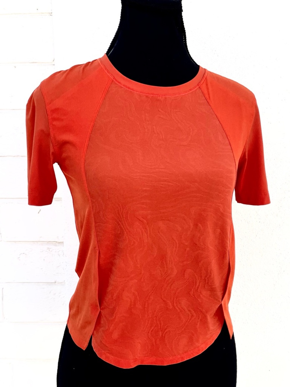 Lululemon Lightweight Stretch Running T-Shirt Embossed Orange Size 0 EUC